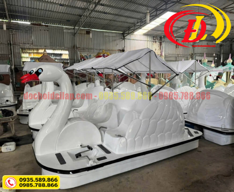 Thiên nga đạp nước có mái che