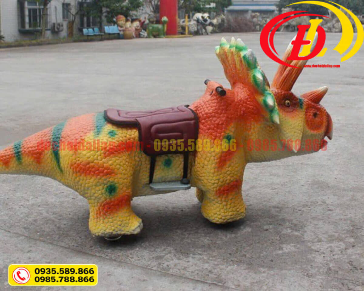 Xe điện đụng khủng long ba sừng