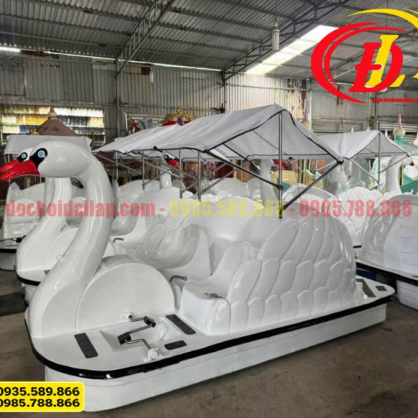 Thiên nga đạp nước có mái che