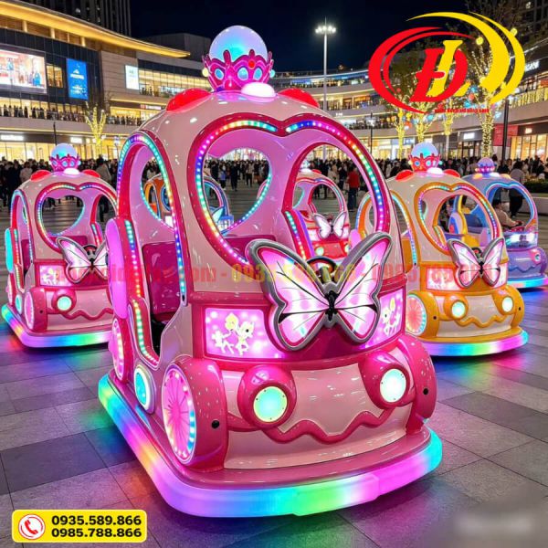 Xe điện đụng công chúa màu hồng