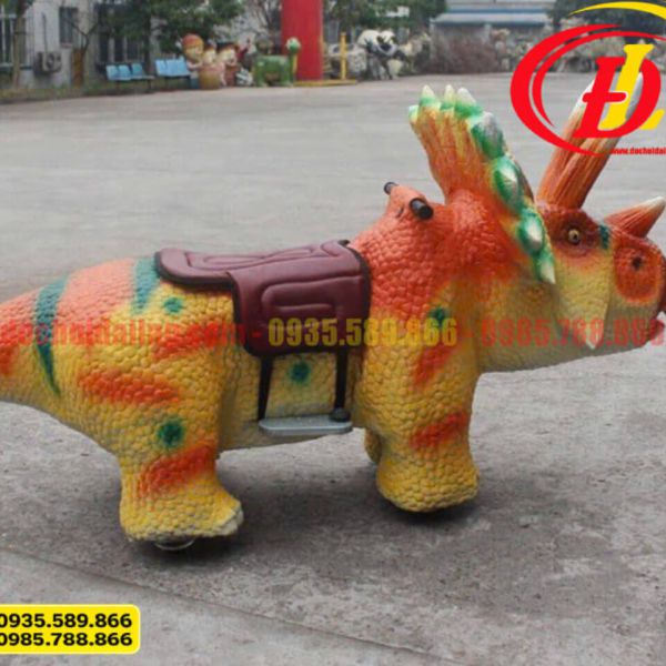 Xe điện đụng khủng long ba sừng